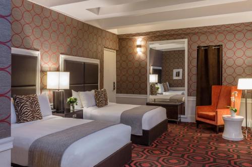 Junior suite Lujo Superior Sofá Cama incluido 2 Camas dobles del hotel Empire. Foto 1