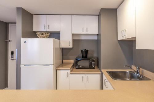 Estudio con 1 cama grande del hotel Faubourg Montreal. Foto 2