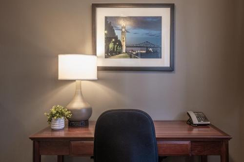 Estudio con 1 cama grande del hotel Faubourg Montreal. Foto 6