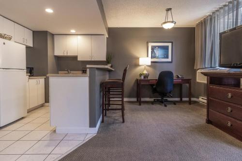 Estudio con 1 cama grande del hotel Faubourg Montreal. Foto 7
