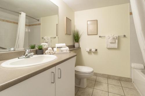 Estudio con 1 cama grande del hotel Faubourg Montreal. Foto 8