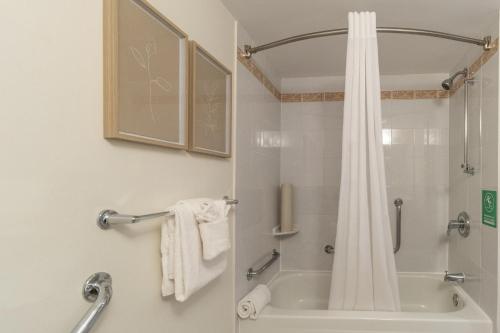 Suite de 1 dormitorio - 2 camas grandes del hotel Faubourg Montreal. Foto 3