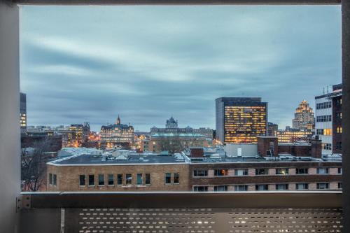 Suite Doble con balcón del hotel Faubourg Montreal. Foto 2