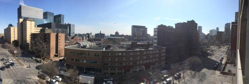 Suite Doble con balcón del hotel Faubourg Montreal. Foto 3