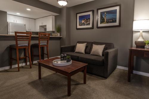 Suite Doble con balcón del hotel Faubourg Montreal. Foto 4