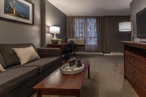 Suite Doble con balcón del hotel Faubourg Montreal. Foto 5