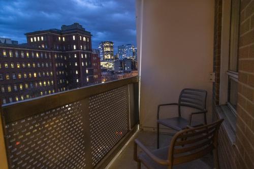 Suite Doble con balcón del hotel Faubourg Montreal. Foto 7
