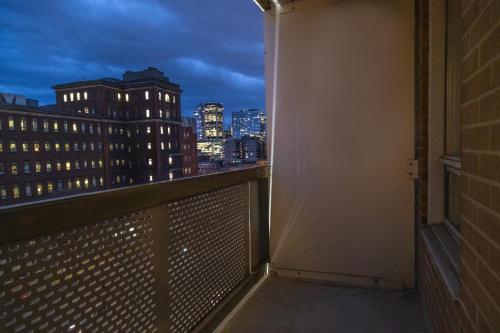 Suite Doble con balcón del hotel Faubourg Montreal. Foto 8