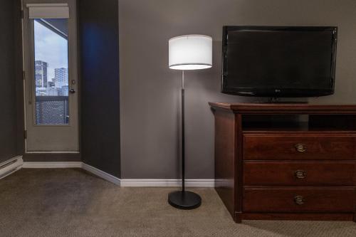 Suite Doble con balcón del hotel Faubourg Montreal. Foto 9