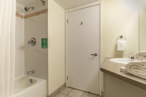 Suite Doble con balcón del hotel Faubourg Montreal. Foto 12
