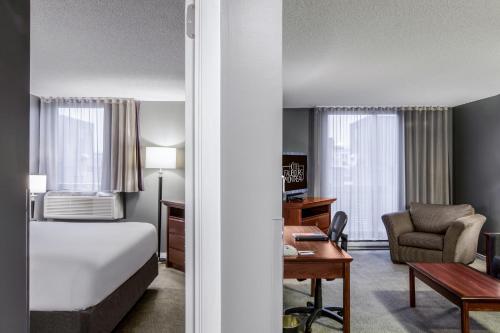 Suite con cama extragrande del hotel Faubourg Montreal