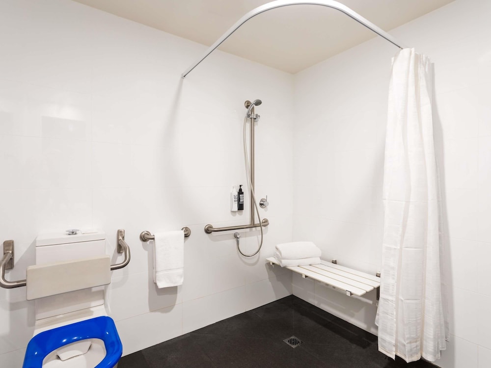 Habitación Estándar Accesible con 1 cama queen size del hotel ibis Styles Hobart. Foto 3