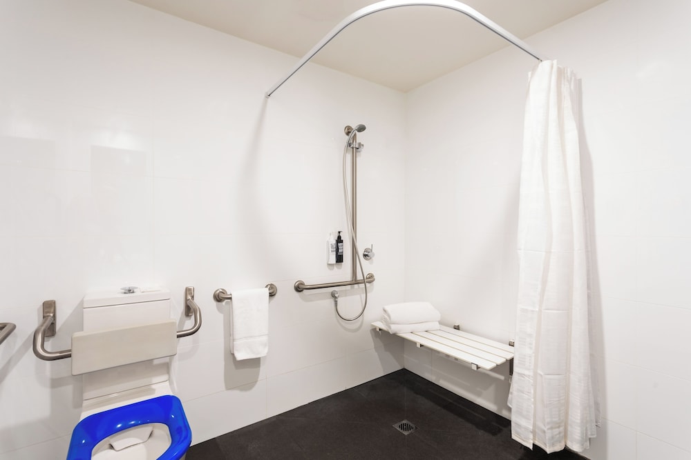 Habitación Estándar Accesible con 1 cama queen size del hotel ibis Styles Hobart. Foto 11