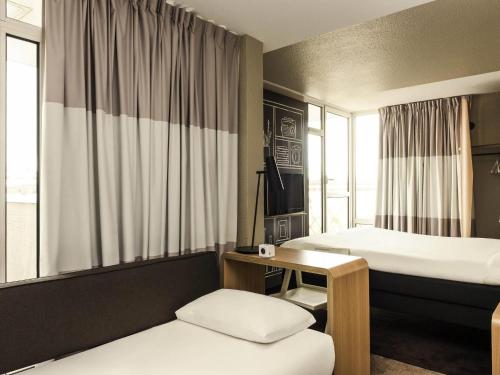 Habitación Superior con 1 cama doble y 1 cama individual del hotel Ibis Paris Place D'Italie 13ème. Foto 2