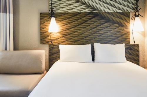 Habitación Doble Estándar con sofá del hotel Ibis Paris Place D'Italie 13ème. Foto 5