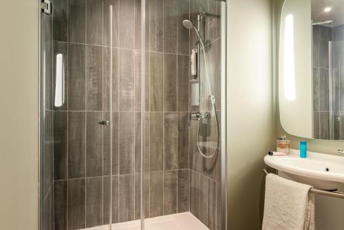 Tres habitaciones contiguas del hotel Ibis Paris Place D'Italie 13ème
