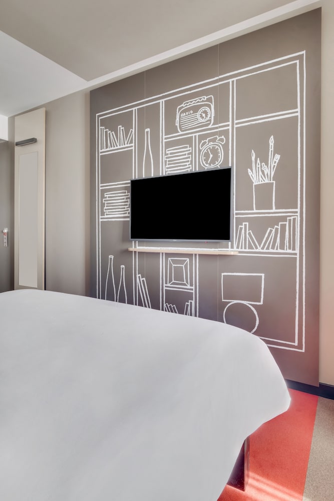 Habitación estándar con 2 camas individuales del hotel ibis Saint Germain en Laye Centre. Foto 1