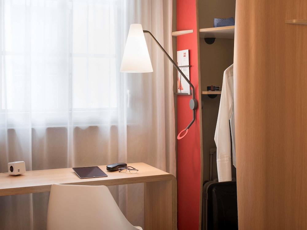 Habitación estándar con 2 camas individuales del hotel ibis Saint Germain en Laye Centre. Foto 2