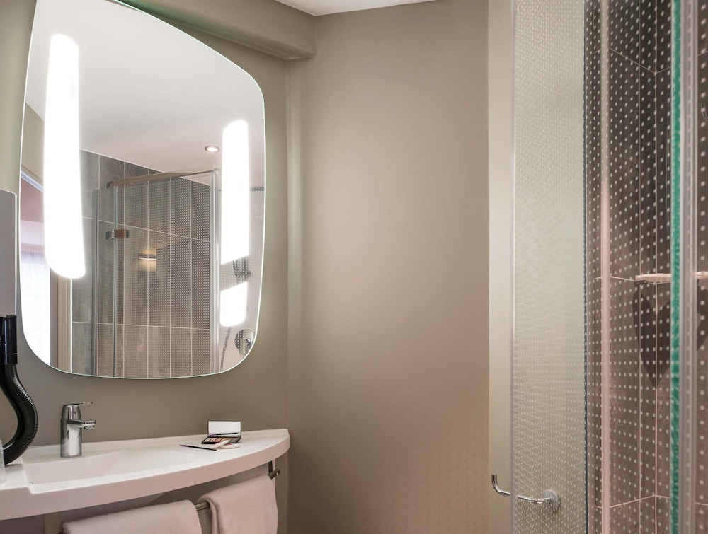 Habitación estándar con 2 camas individuales del hotel ibis Saint Germain en Laye Centre. Foto 4