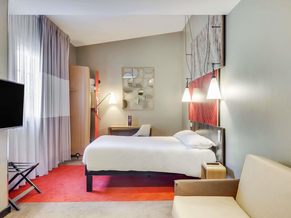 Habitación confort con 1 cama doble y sofá de 2 plazas del hotel ibis Saint Germain en Laye Centre. Foto 4