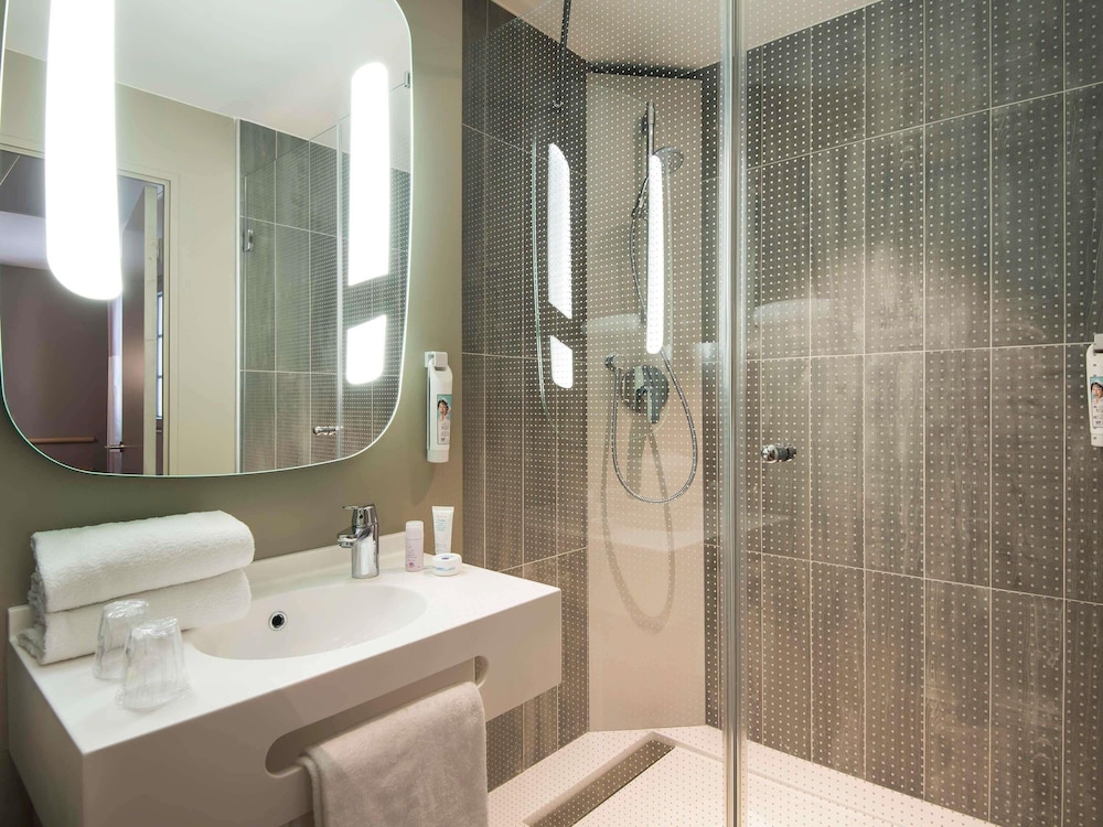 Habitación confort con 1 cama doble y sofá de 2 plazas, con balcón del hotel ibis Saint Germain en Laye Centre. Foto 9