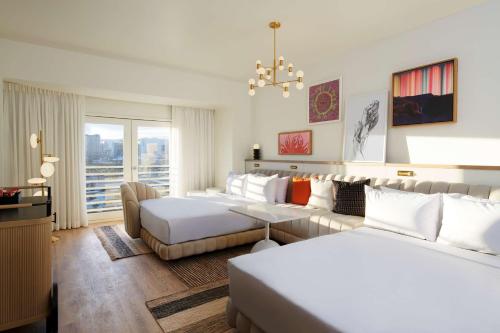 2 Queens Strip View Chamber del hotel Virgin Hotels Las Vegas, Curio Collection By Hilton