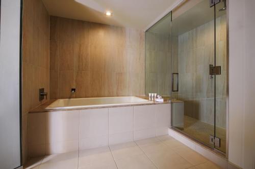 Ruby Chamber 2 Queens Hearing Impaired del hotel Virgin Hotels Las Vegas, Curio Collection By Hilton. Foto 2