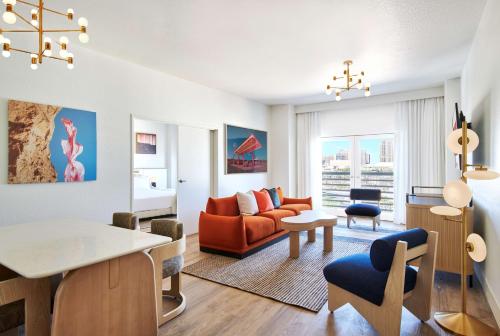 Canyon King Deluxe Grand Chamber Suite del hotel Virgin Hotels Las Vegas, Curio Collection By Hilton. Foto 1