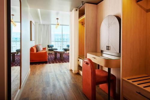 Ruby King Dog Chamber Suite del hotel Virgin Hotels Las Vegas, Curio Collection By Hilton