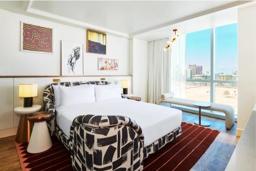 Ruby King Grand Corner Chamber Suite del hotel Virgin Hotels Las Vegas, Curio Collection By Hilton. Foto 4