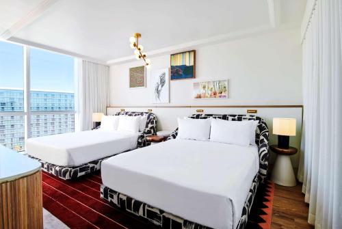 Ruby 2 Queens Dog Grand Chamber Suite del hotel Virgin Hotels Las Vegas, Curio Collection By Hilton
