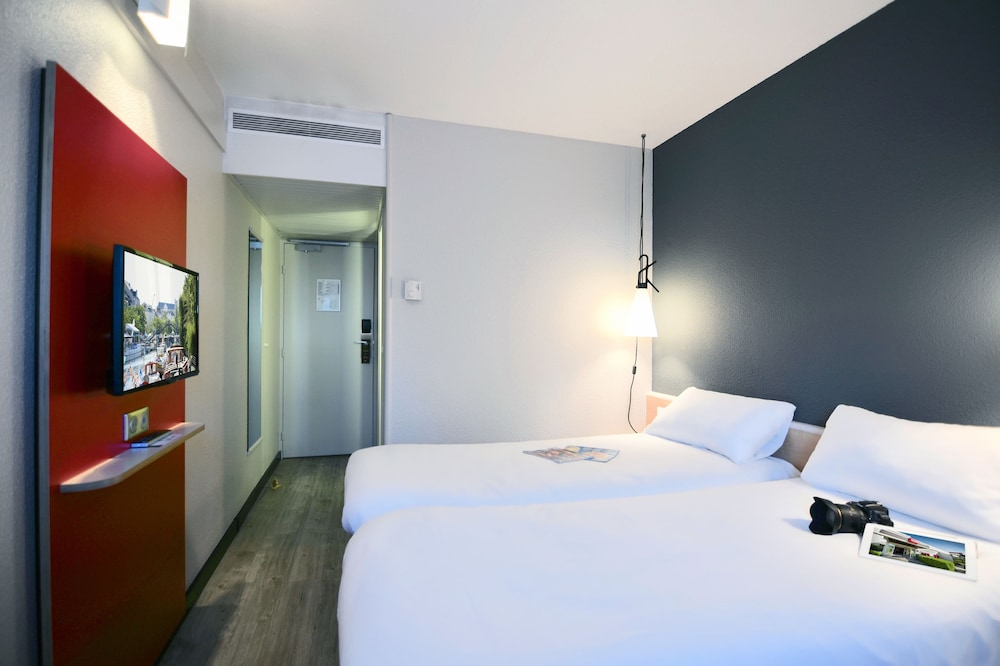 Habitación estándar con dos camas individuales del hotel ibis Maisons Laffitte. Foto 1