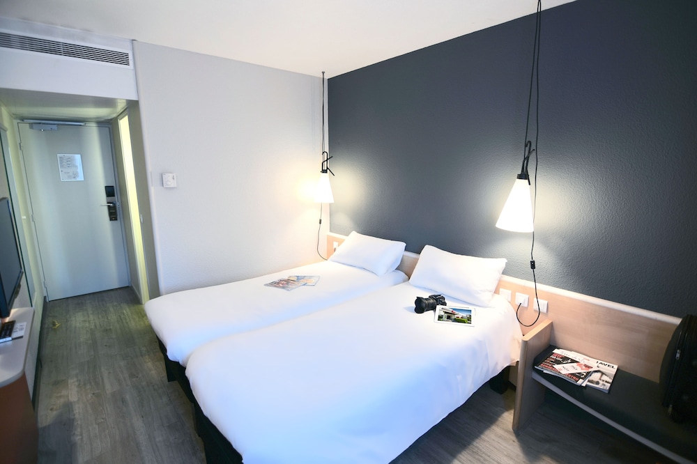 Habitación estándar con dos camas individuales del hotel ibis Maisons Laffitte. Foto 2