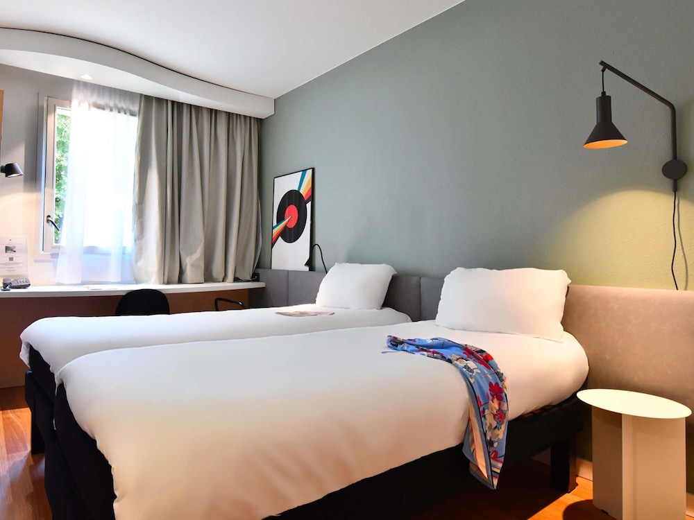 Habitación estándar con dos camas individuales del hotel ibis Maisons Laffitte. Foto 3
