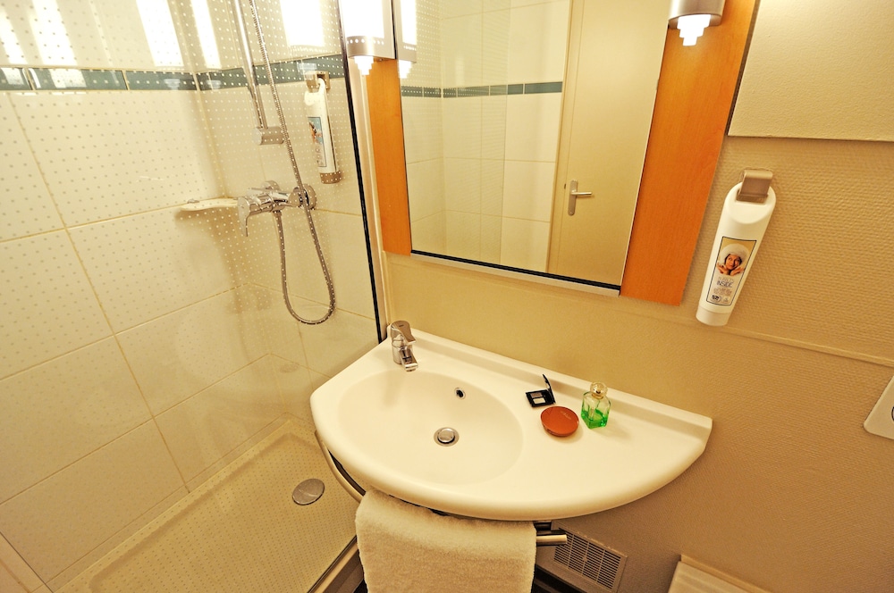 Habitación estándar con dos camas individuales del hotel ibis Maisons Laffitte. Foto 6