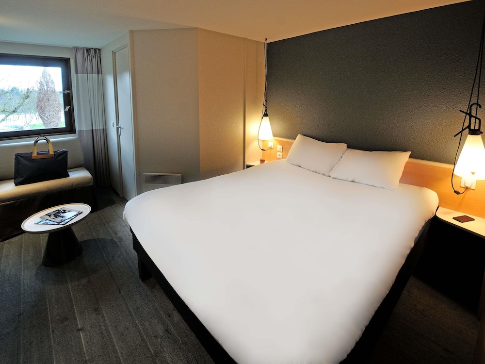 Habitación estándar con una cama doble y una cama individual del hotel ibis Maisons Laffitte. Foto 1