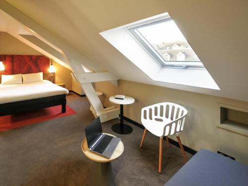 Habitación Familiar con 1 cama king - size y 1 sofá - cama doble del hotel ibis Maisons Laffitte