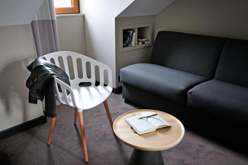Habitación Familiar con 1 cama king - size y 1 sofá - cama doble del hotel ibis Maisons Laffitte. Foto 3