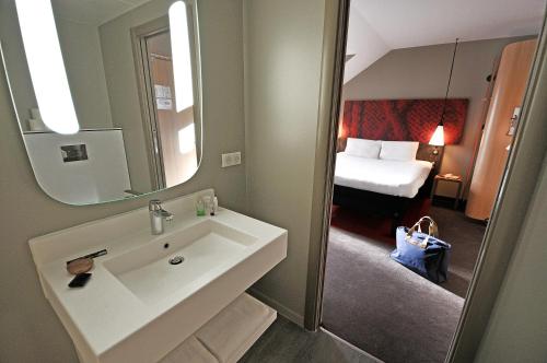 Habitación Familiar con 1 cama king - size y 1 sofá - cama doble del hotel ibis Maisons Laffitte. Foto 4