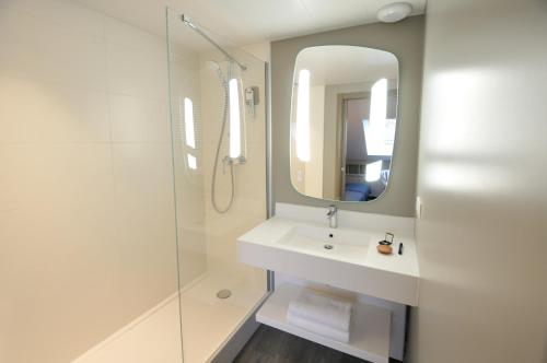 Habitación Familiar con 1 cama king - size y 1 sofá - cama doble del hotel ibis Maisons Laffitte. Foto 5