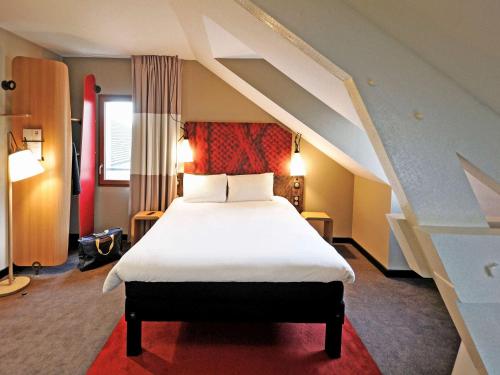 Habitación Familiar con 1 cama king - size y 1 sofá - cama doble del hotel ibis Maisons Laffitte. Foto 6