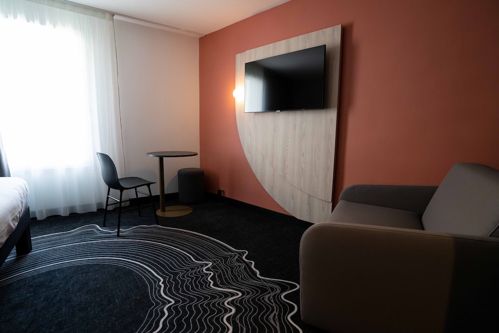 Habitación Standard con 1 cama doble y 1 sofá del hotel ibis Styles Paris Porte de Versailles - Mairie d'Issy. Foto 1