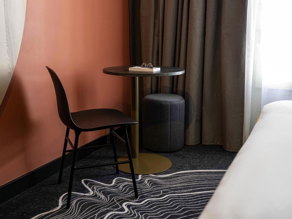 Habitación Standard con 1 cama doble y 1 sofá del hotel ibis Styles Paris Porte de Versailles - Mairie d'Issy. Foto 6