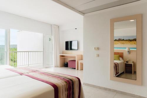 Habitación Triple del hotel Bluesea Coral Beach. Foto 5