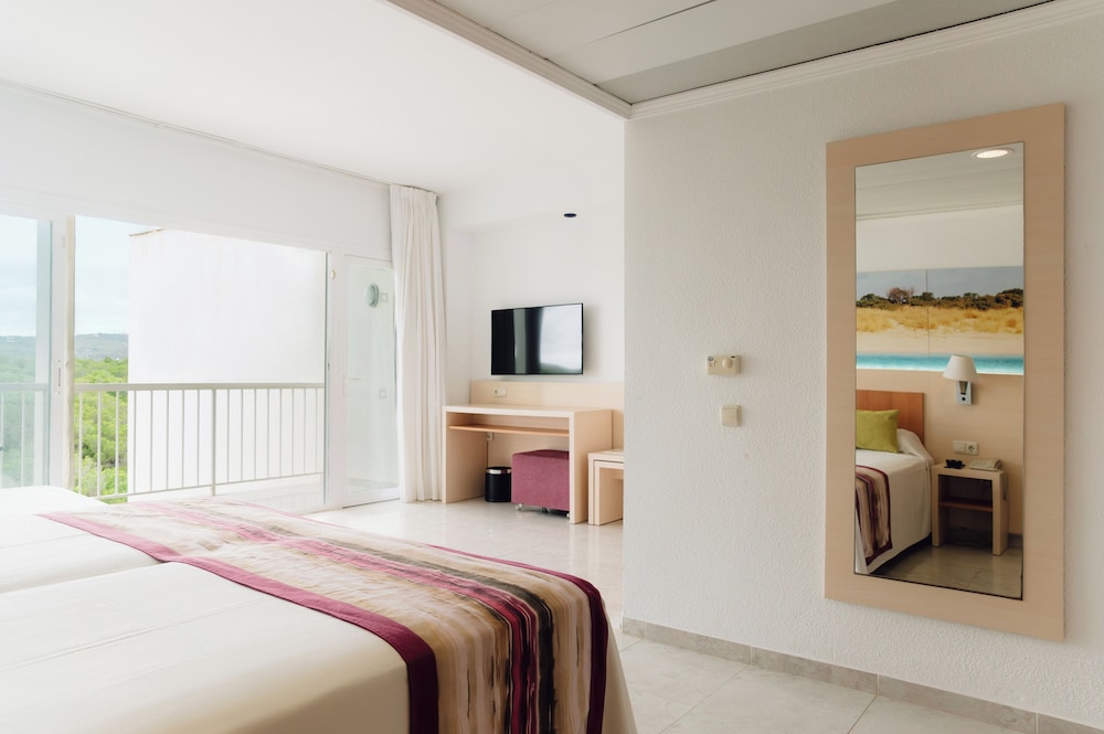 Habitación Triple del hotel Bluesea Coral Beach. Foto 2