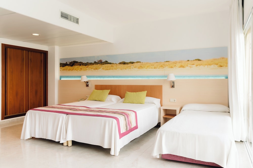 Habitación Triple del hotel Bluesea Coral Beach. Foto 3