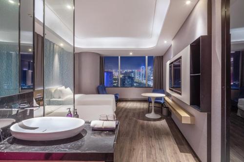 Habitación Superior con 2 camas individuales, Vista a la ciudad del hotel Mercure Hangzhou Qianjiang. Foto 2