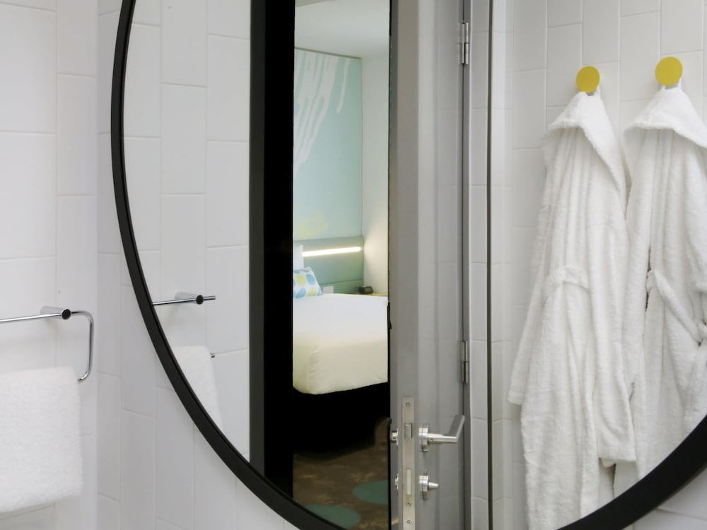 Habitación Deluxe con 1 cama king - size y vistas al río del hotel Ibis Styles East Perth. Foto 5