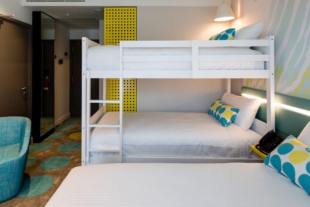 Habitación familiar con 1 cama doble y 1 litera del hotel Ibis Styles East Perth. Foto 3