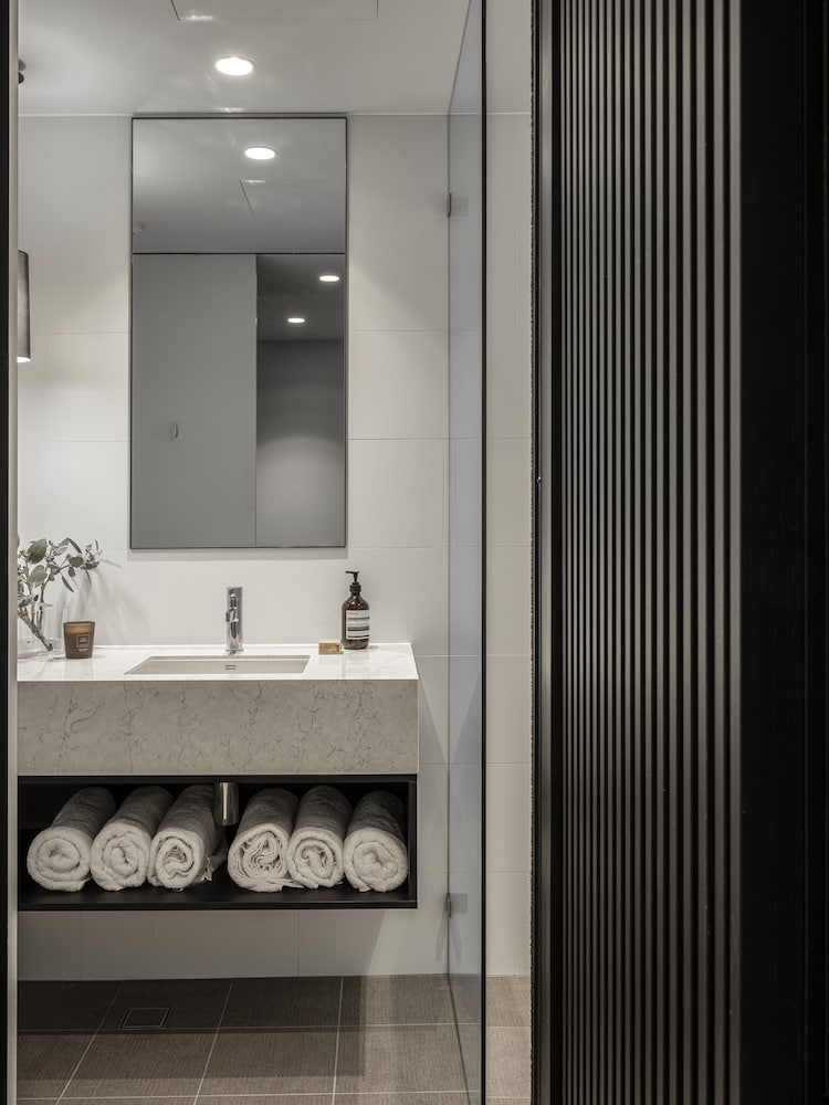 Habitación superior, 1 cama de matrimonio grande del hotel Mercure Sydney Rouse Hill. Foto 4